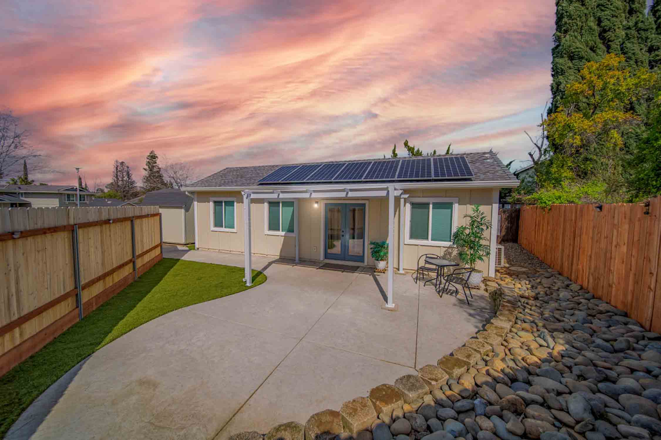 An ADU home with solar panels on the roof provided by top our top ADU builder in Bend / Redmond.